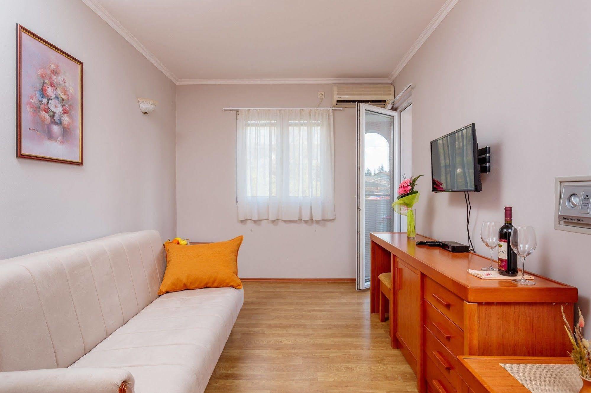 Perper Hotel Donja Lastva Exterior photo